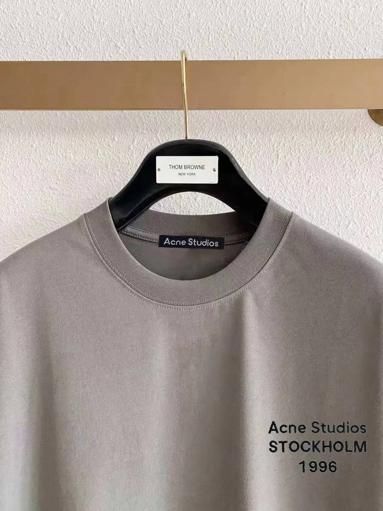 Acne*Studio chest letter embroidery, spring and summer New Arrival, double sand plain short-sleeved pure cotton fabric, different from ordinary fabrics, tight yarn, long-lasting washing without deformation, slightly wide version of T-shirts for men and women, the same style. Color: Black White Blue Gray Size: S (90-130 pounds) M (125-140 pounds) L (135-160 pounds) XL (160-180 pounds) XXL (180 pounds)